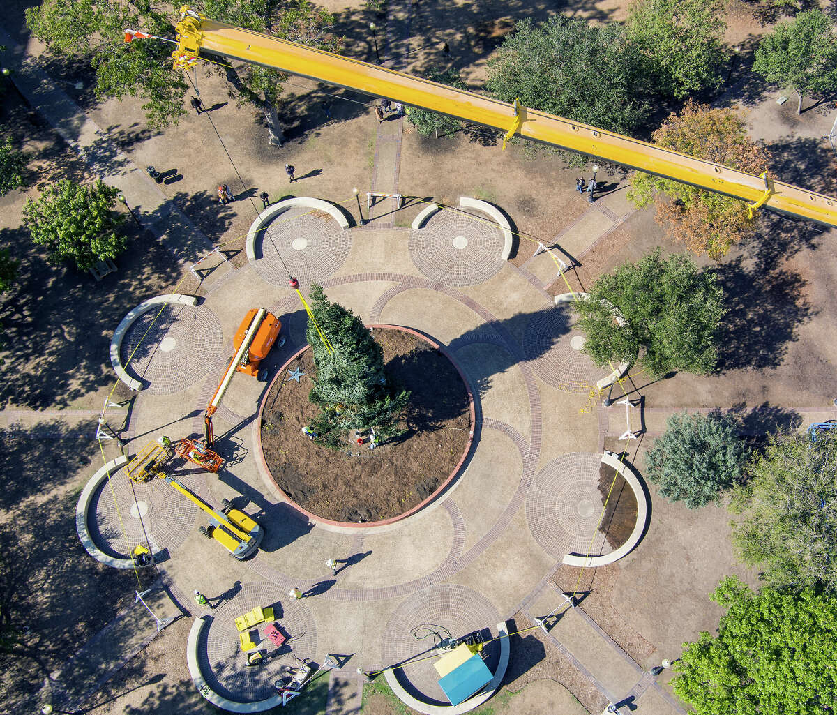 HEB Christmas tree at Travis Park snaps during installation