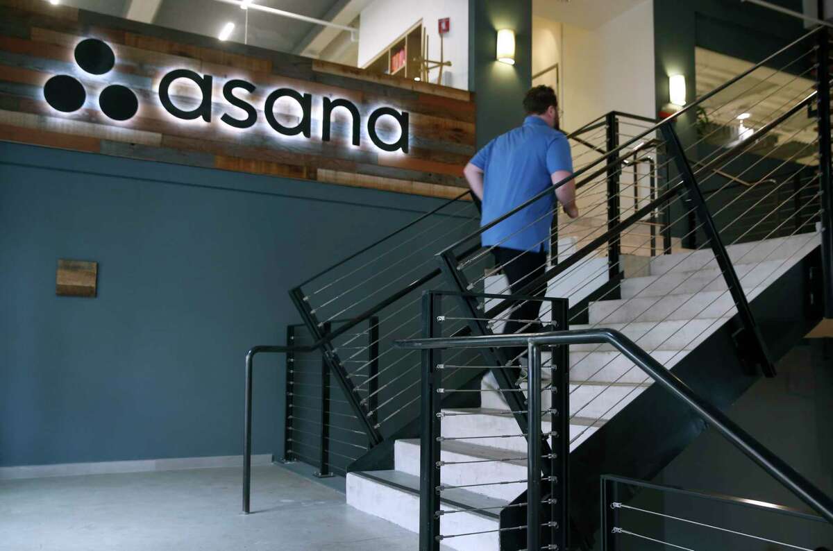 2018年，旧金山，一名员工爬楼梯前往Asana软件公司的办公室。该公司本周宣布裁员。