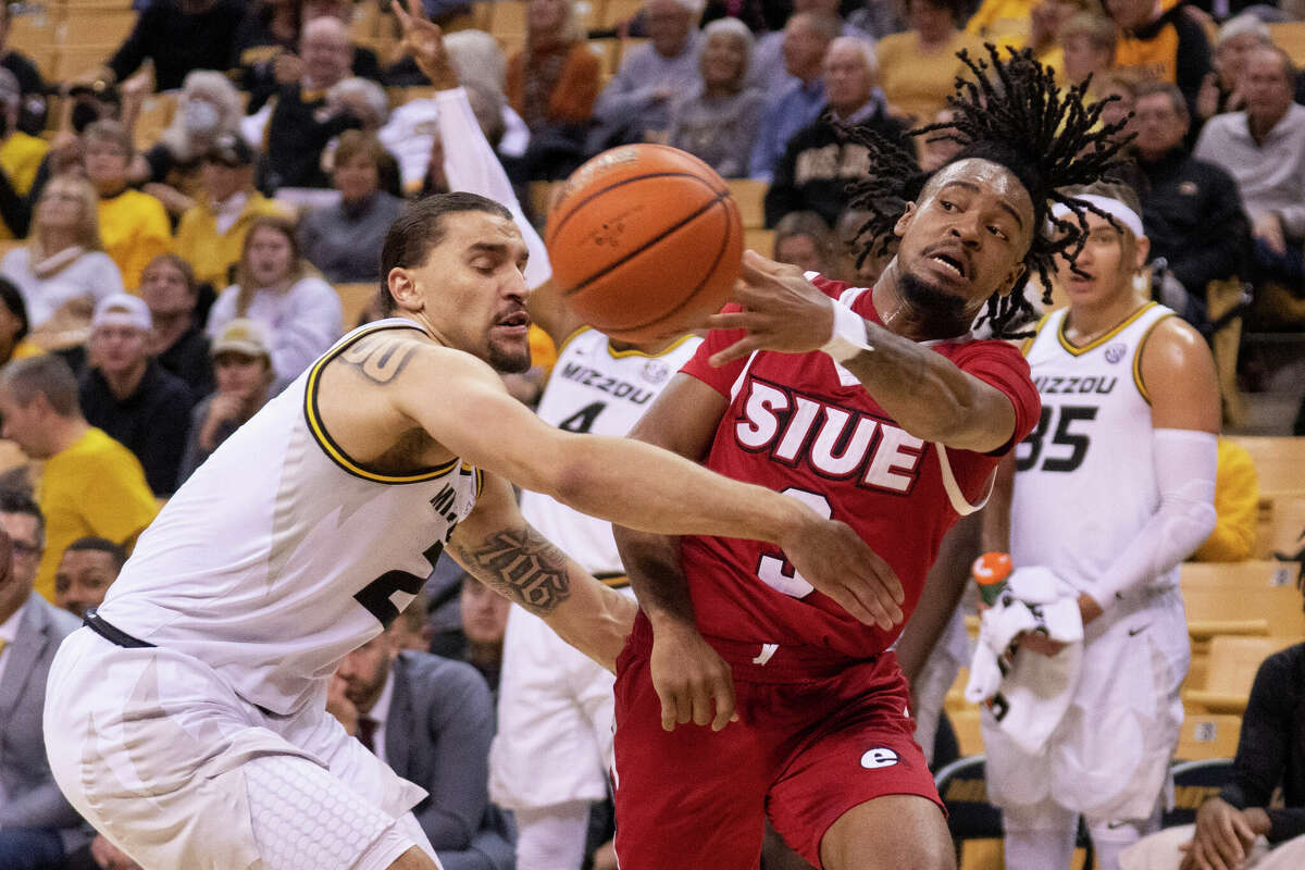 SIU-Edwardsville's Ray'Sean Taylor, right, passes the ball past Missouri's Tre Gomillion, left, during the second half of an NCAA college basketball game on Tuesday, Nov. 15, 2022, in Columbia, Mo. Missouri won 105-80. (AP Photo/L.G. Patterson)