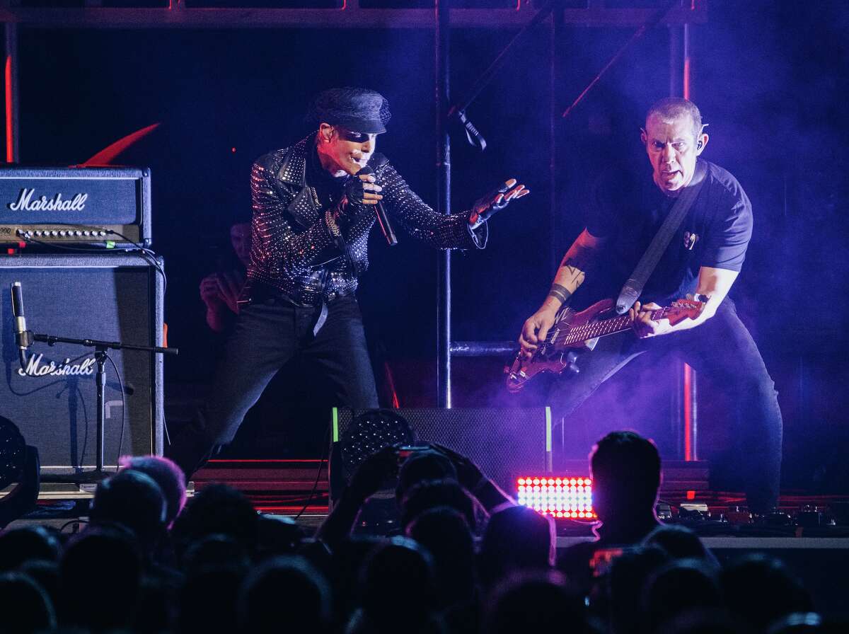 Piosenkarz Perry Farrell z Jane's Addiction wraz z basistą Ericem Avery w Chase Center w listopadzie 2022 r.  