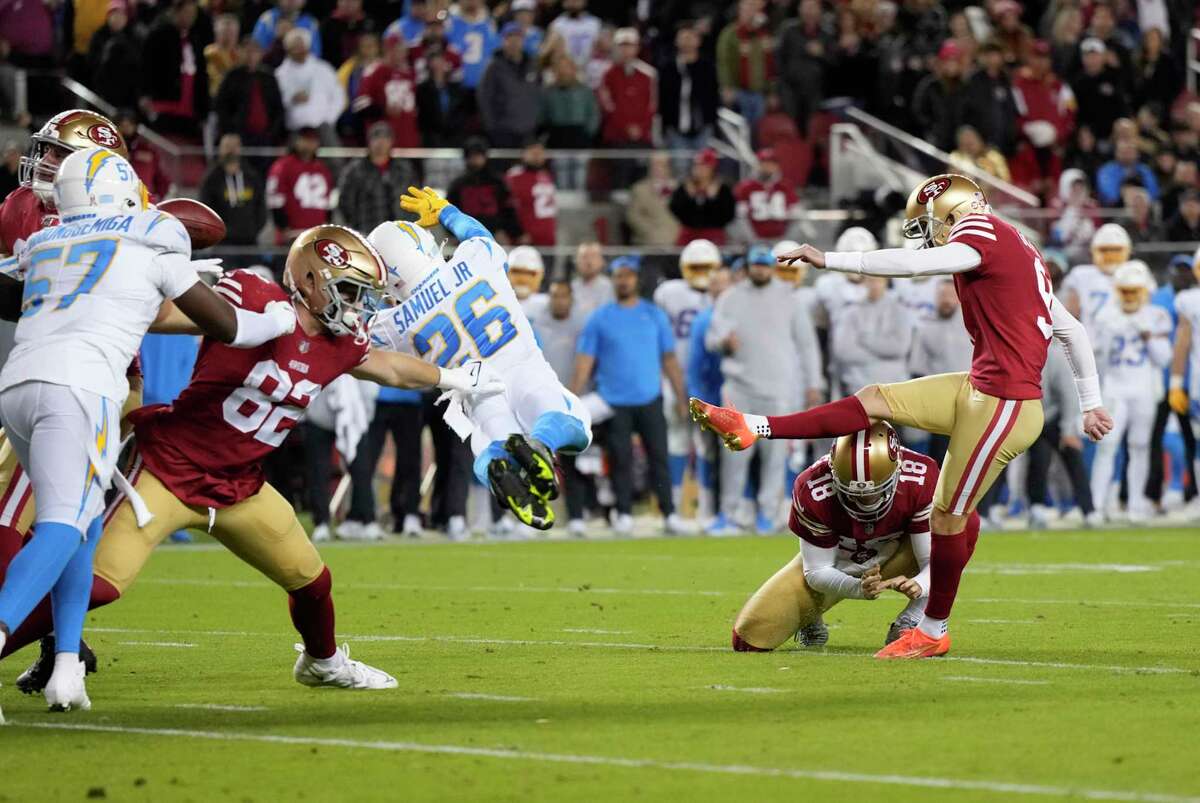 Robbie Gould of the San Francisco 49ers kicks a 48-yard field goal