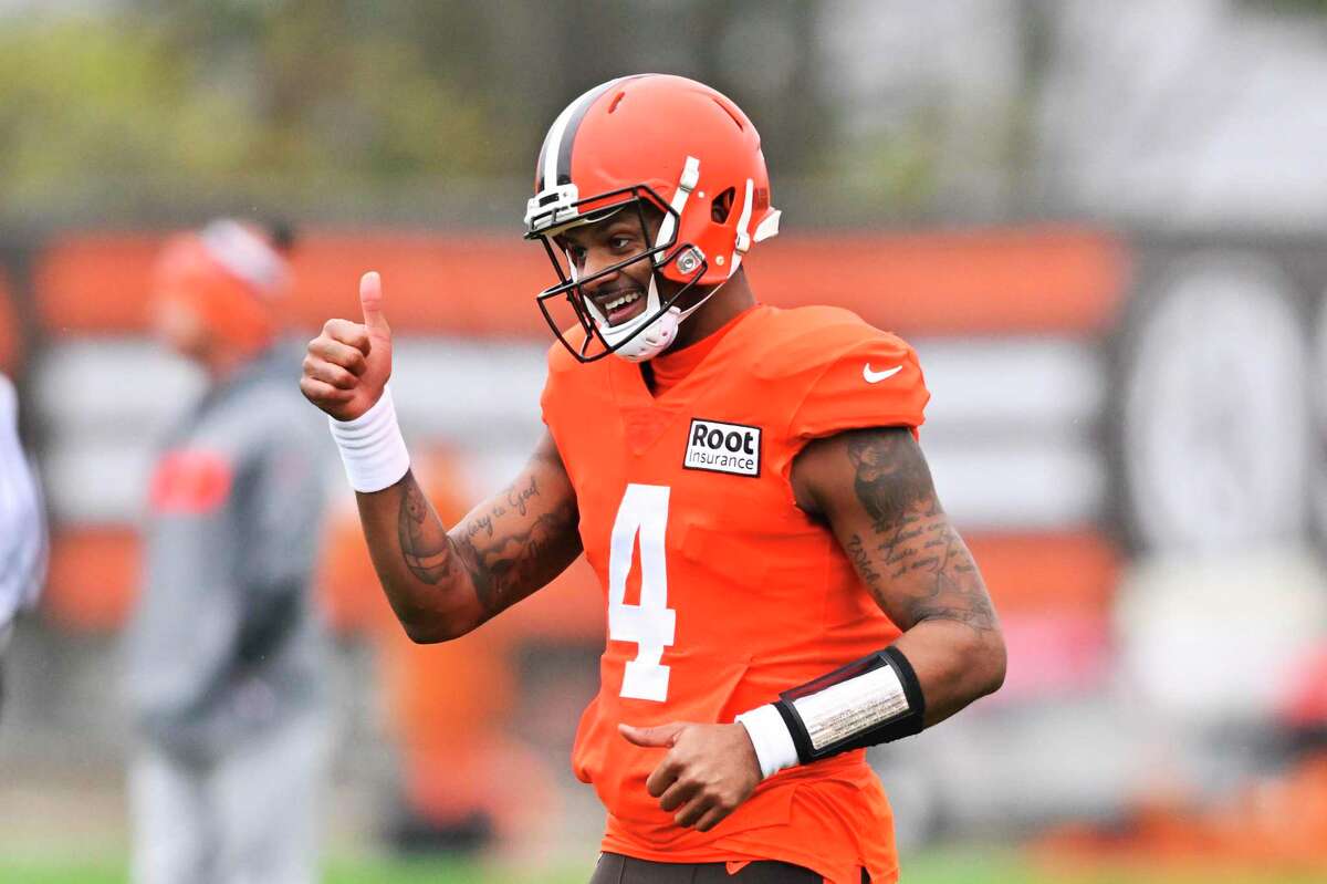 In near-freezing weather, the Browns’ Deshaun Watson wore a short-sleeved jersey at practice.