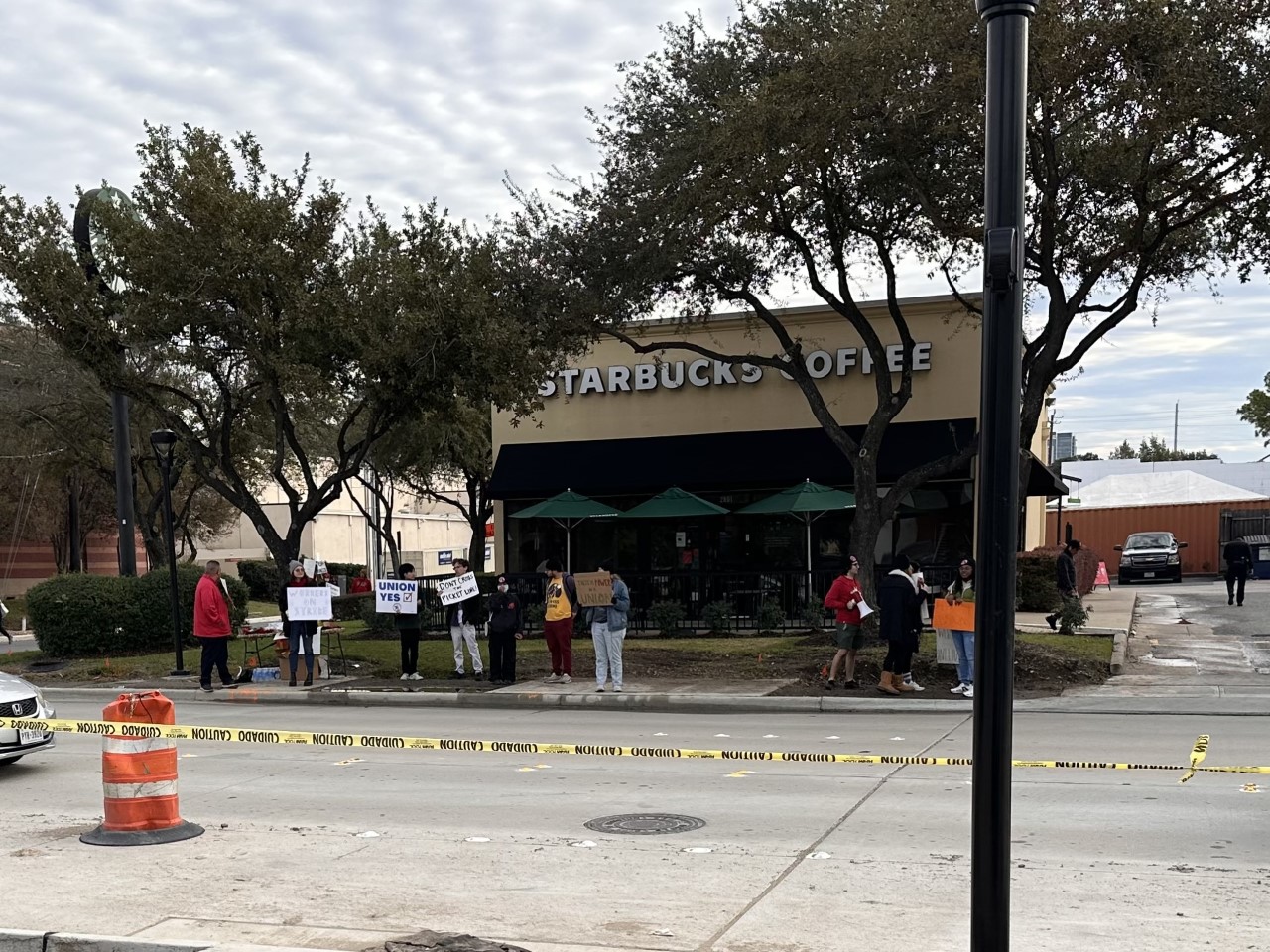 Huelga de trabajadores de Upper Kirby Starbucks en el Día de la Copa Roja