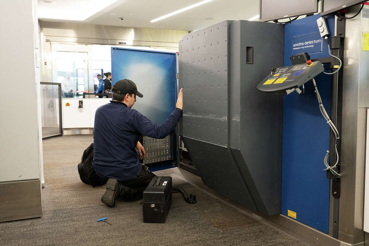 Employé de SFO effectuant l'entretien de routine d'une machine à SFO à San Francisco, Californie, le 16 novembre 2022.