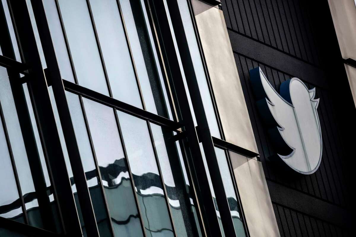 Twitter的标志出现在社交媒体公司的总部在旧金山。