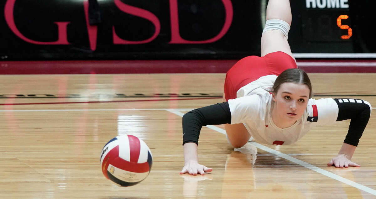 Huffman Hargrave's Macy Augustine dives but can't make a play on the ball against Canyon Randall High School in their state semifinal volleyball match, won by Canyon Randle, on Wednesday, November 17, 2022 at the Curtis Culwell Center in Garland, Texas. CREDIT: Louis DeLuca for the Houston Chronicle