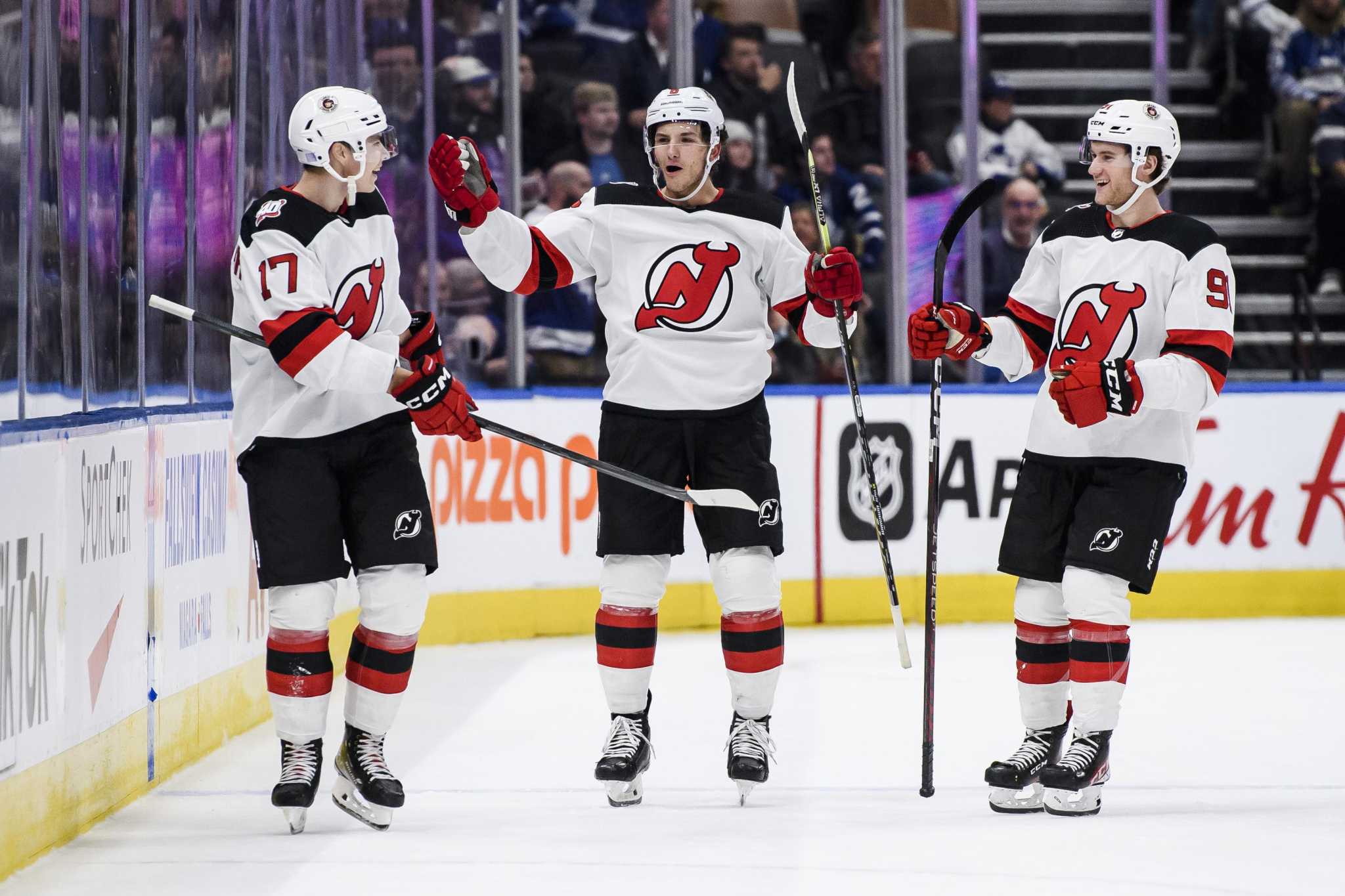Boston Bruins extend points streak in home win over New Jersey Devils