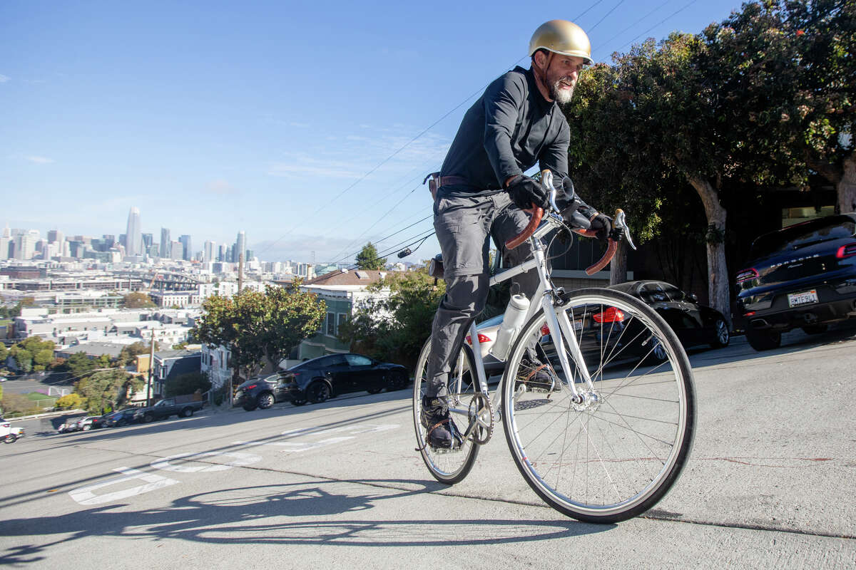 L'artiste GPS Jakub Mosur fait du vélo sur Potrero Hill à San Francisco, en Californie, le 19 octobre 2019. 25, 2022.