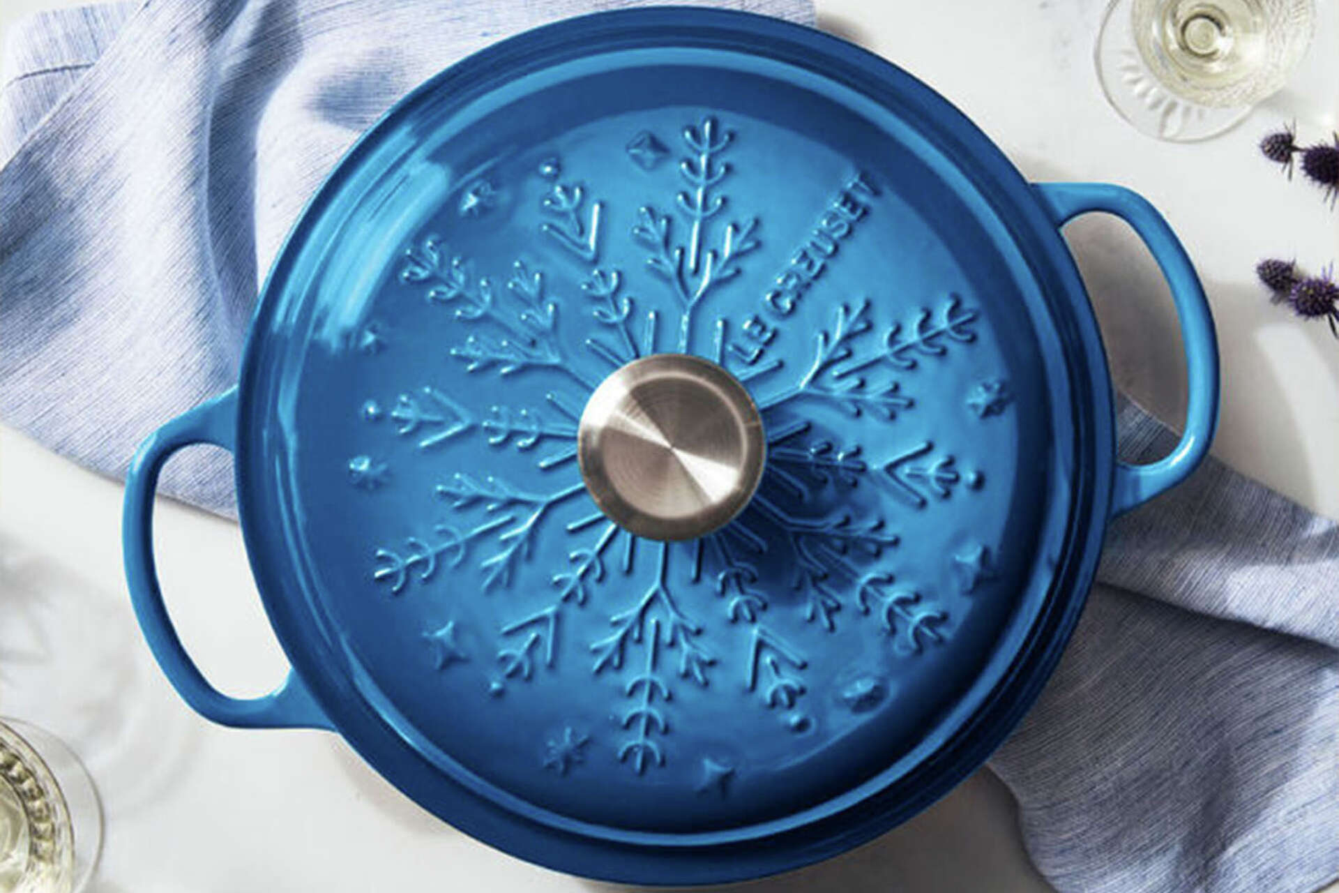 レア　ルクルーゼ スノーフレークプラッター Le Creuset Noel Collection gives cookware a holiday makeover