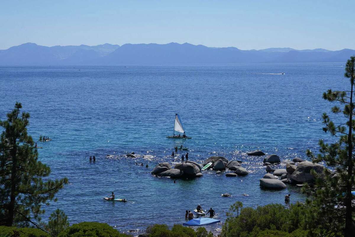 隐藏的海滩在太浩湖,9月份斜坡村附近,吸引游客。