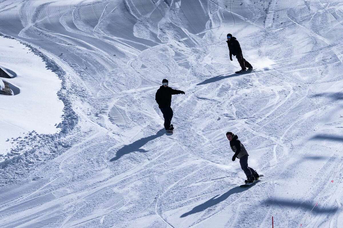 滑雪板下降斜率的开幕期间在北方度假胜地滑雪季节在11月11日特拉基。
