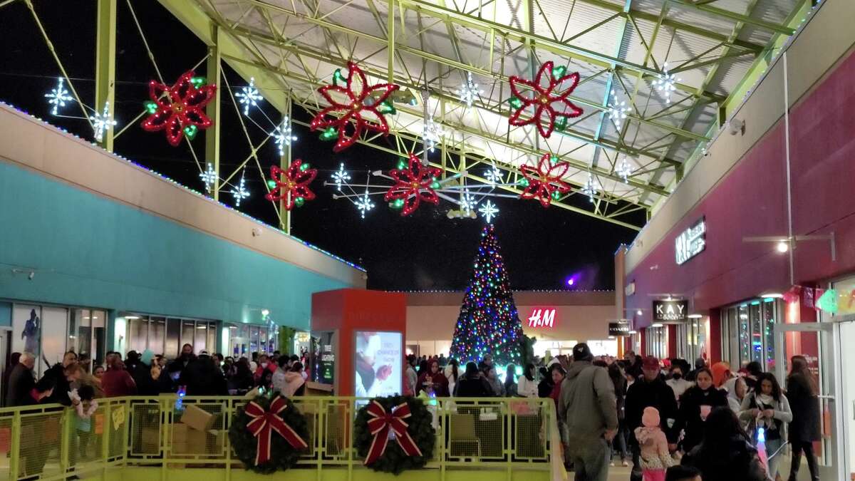 Photos: Christmas Tree Lighting event held at Outlet Shoppes