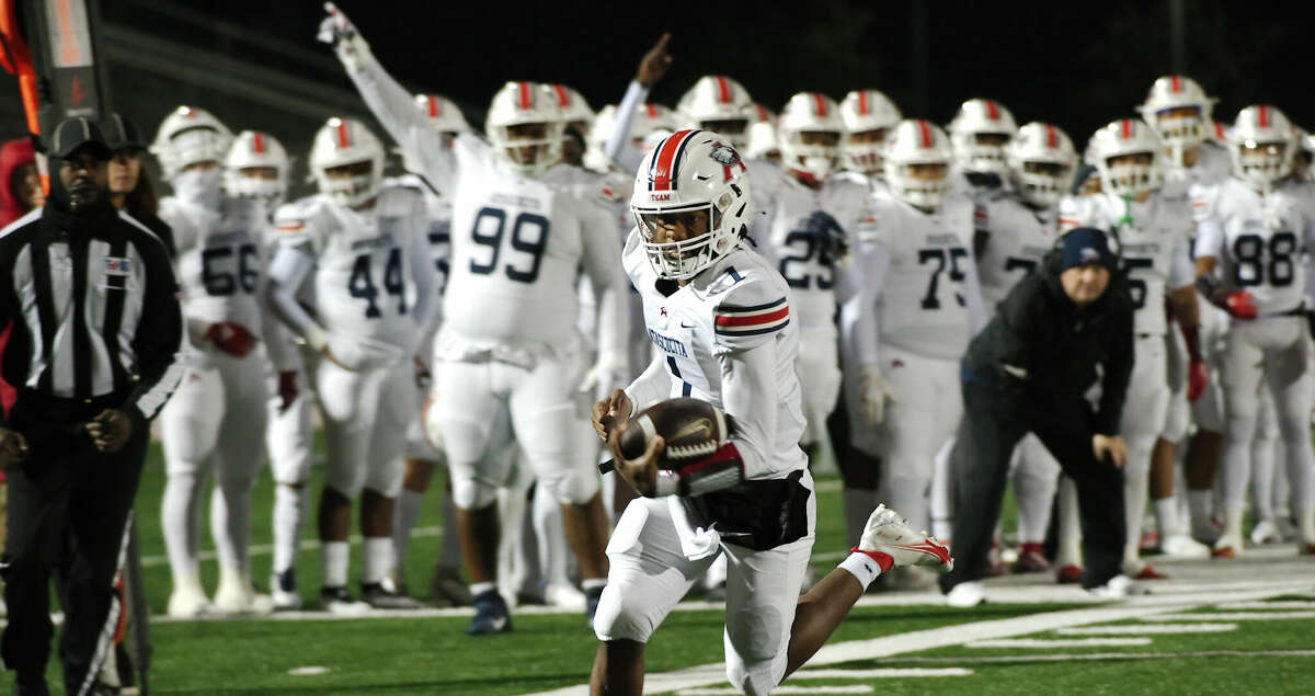 Teammates indicate touchdown as Atascocita's Zion Brown (1) sprints into the end zone against Clear Springs Friday, Nov. 18, 2022 at Challenger Columbia Stadium.