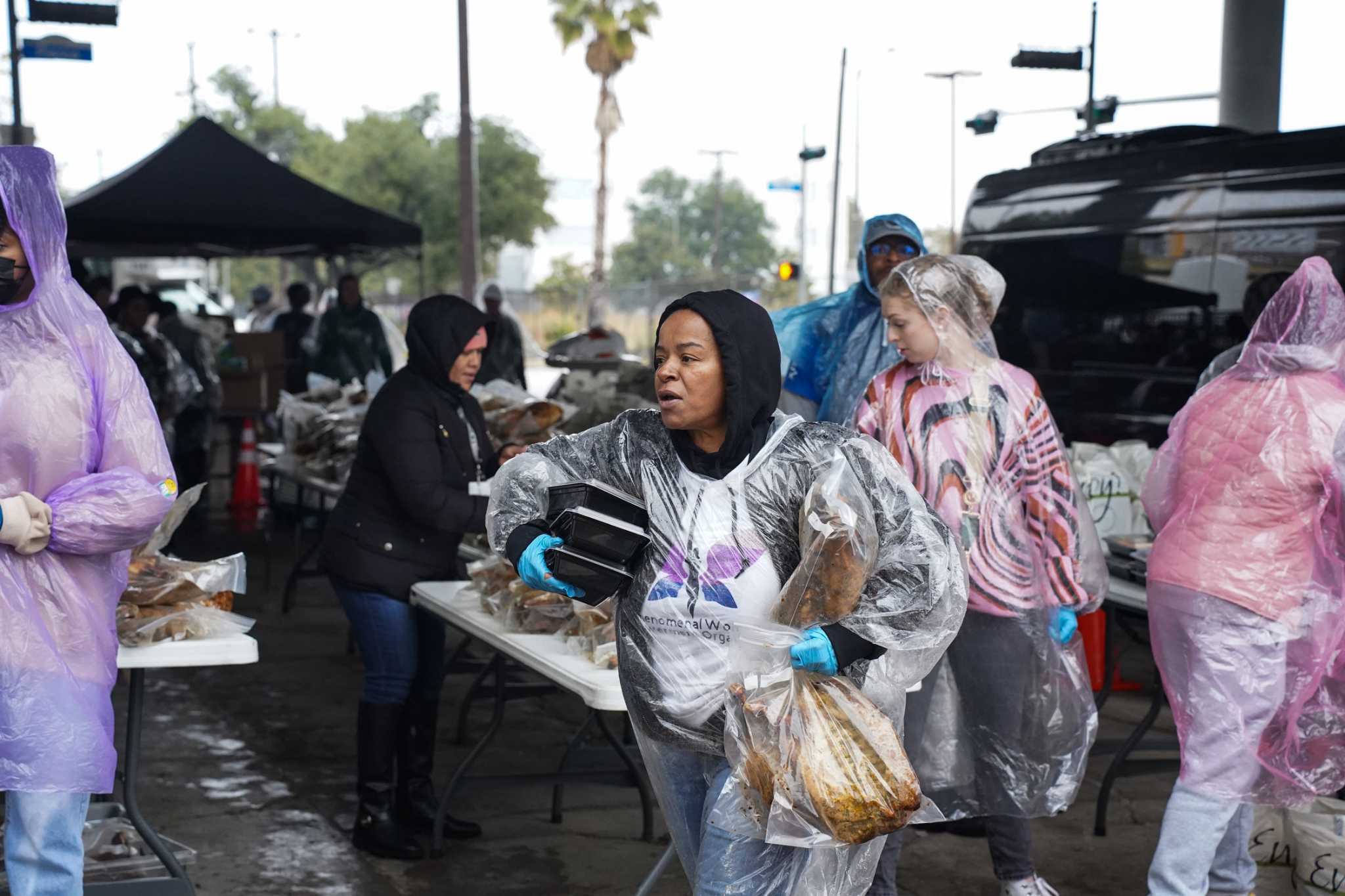 Families in need receive free Thanksgiving meals in Houston