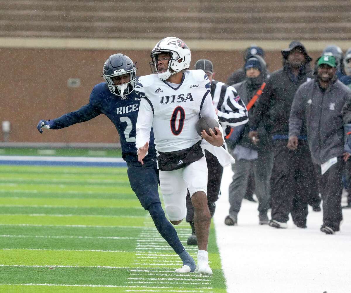 UTSA Roadrunners quarterback Frank Harris (0) on his touchdown run against Rice Owls cornerback Miles McCord (24) during the first half of a NCAA college football game at Rice Stadium on Saturday, Nov. 19, 2022 in Houston.