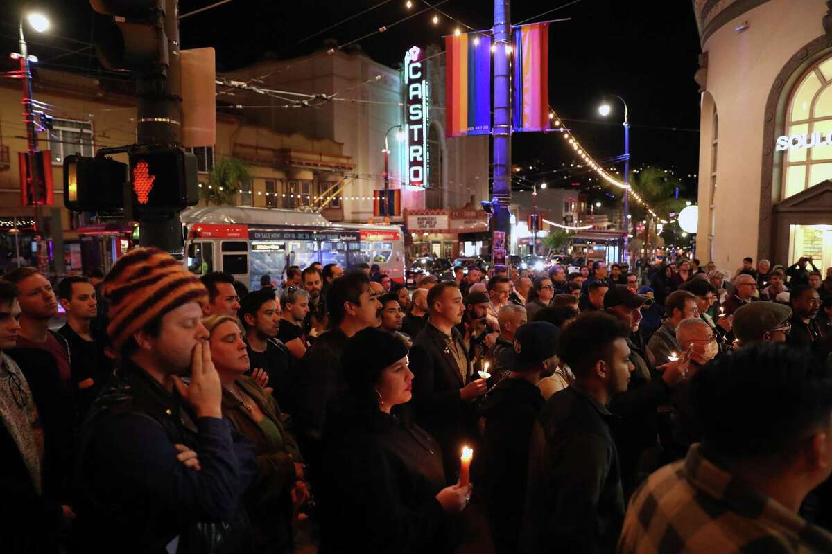 数百名LGBTQ社区成员及其支持者在旧金山卡斯特罗区为科罗拉多斯普林斯枪击案受害者举行守夜活动。
