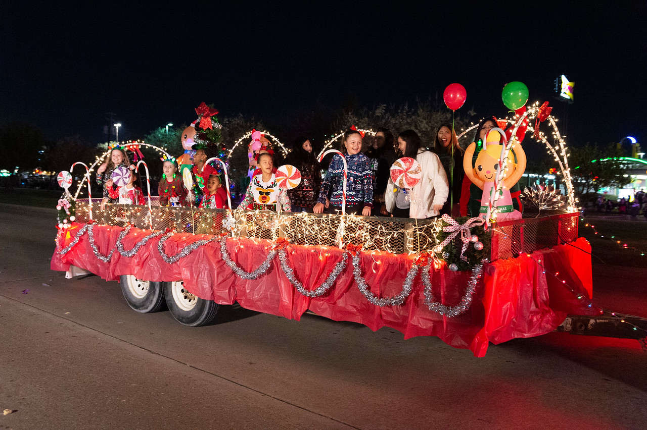 PHOTOS: Houston Christmas Parade - Houston Herald