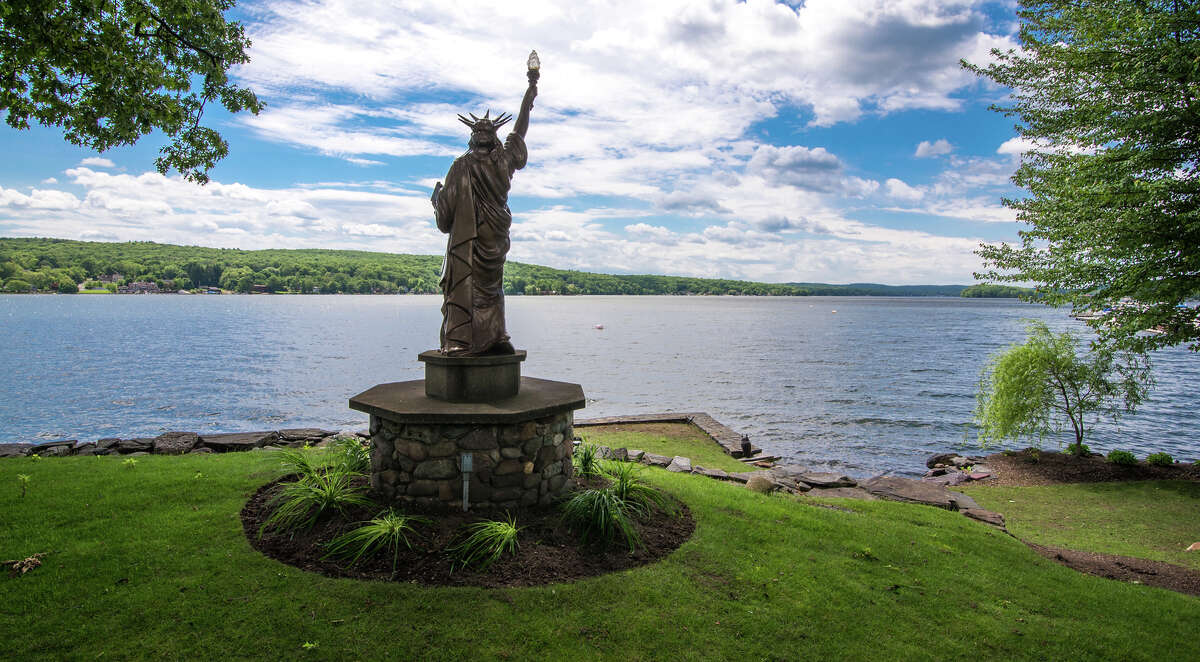 Derek Jeter’s Hudson Valley lakefront castle up for auction