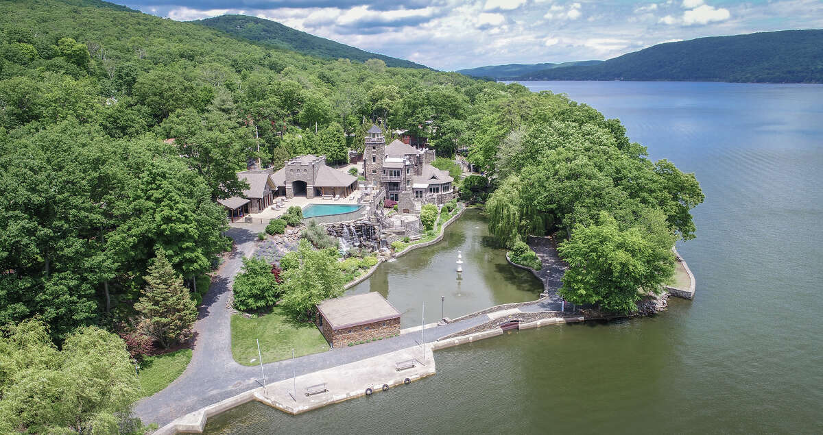 Derek Jeter’s Hudson Valley lakefront castle up for auction