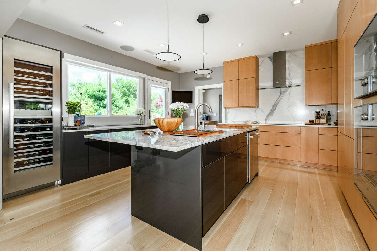 West Hartford penthouse listed for $919K - Luxury Penthouse Condos Hartford