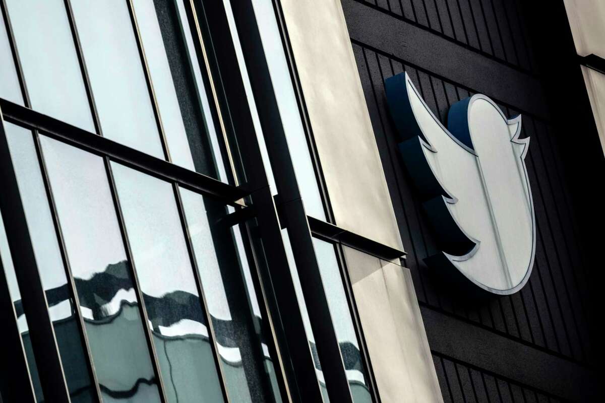 推特裁员更多销售人员，员工裁员接近66%。推特的标志展示在这家社交媒体公司位于旧金山的总部。