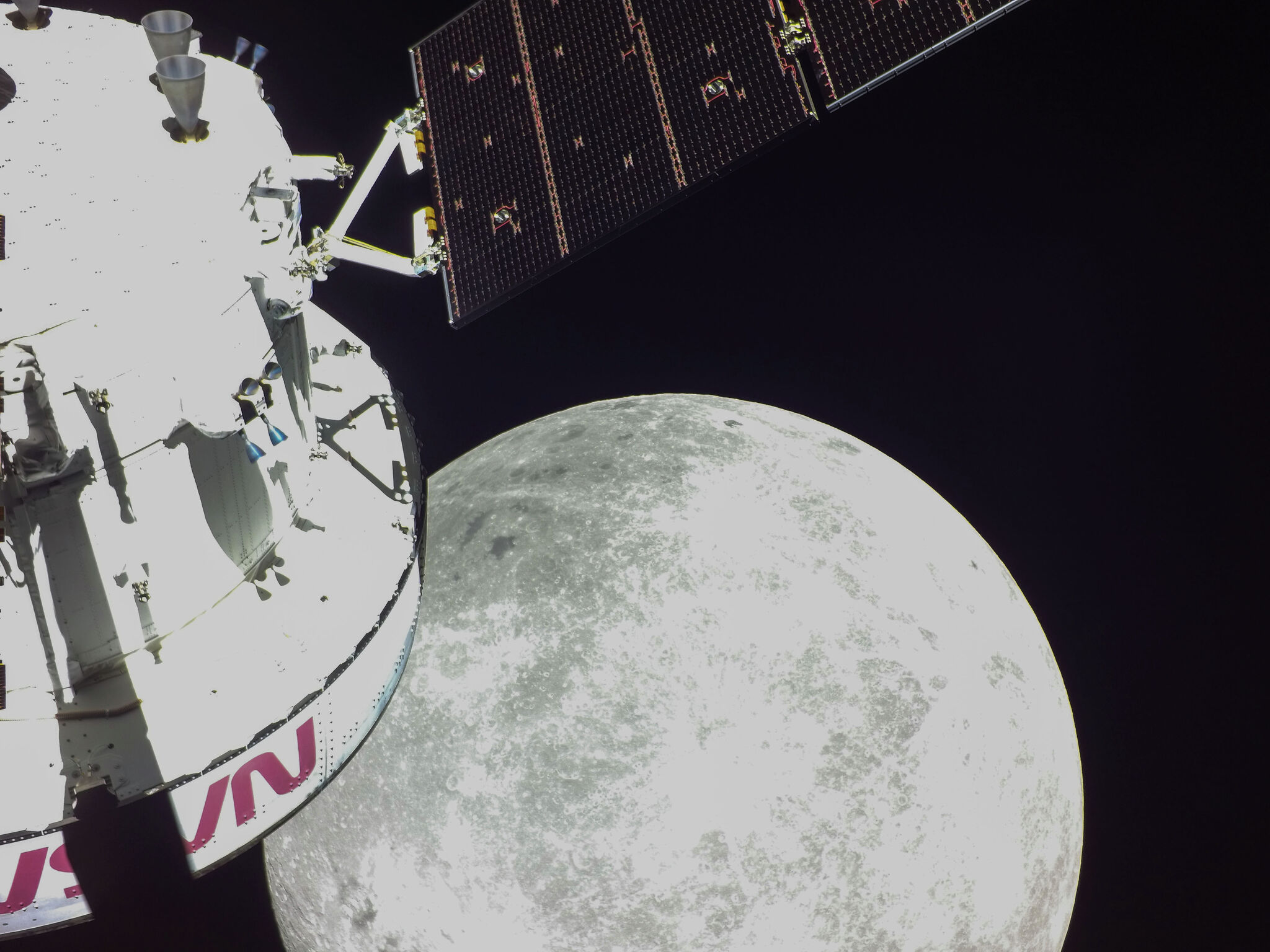 Nasas Orion Spacecraft Reaches The Moon 