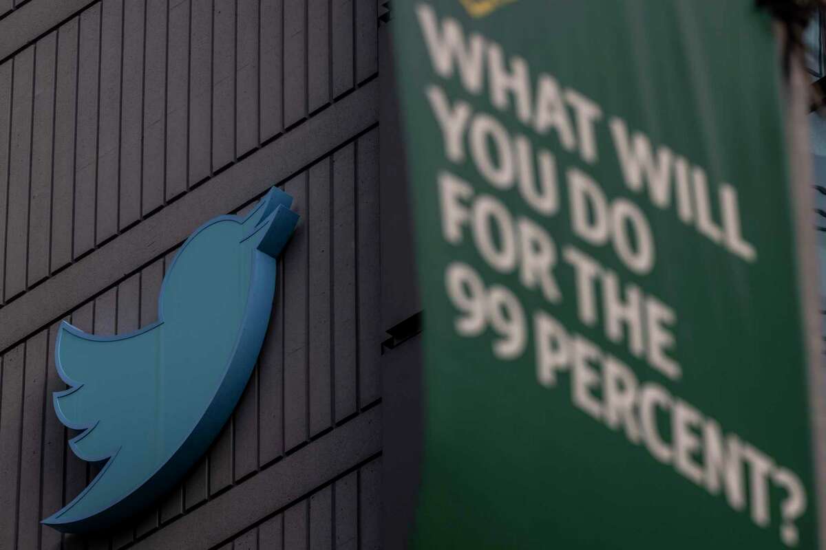 Twitter的标志出现在旧金山的公司总部。登录必赢亚洲湾区卫生专家对推特的新主人埃隆·马斯克终止了该公司针对新冠病毒错误信息的政策执行感到沮丧。bwin登入