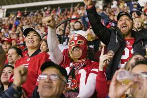 沉浸在墨西哥球迷的崇拜中，49人队取得了突破