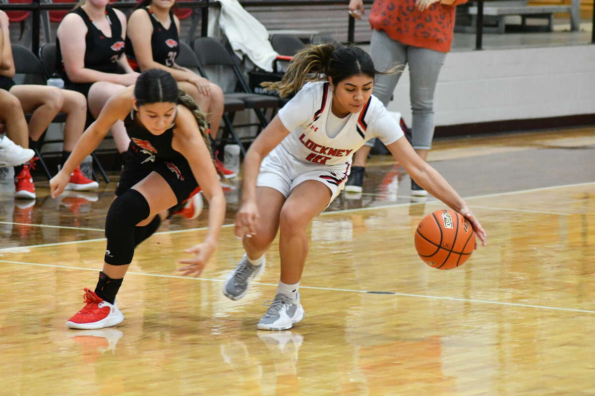 The Lockney Longhorns and Lady Longhorns split a pair of games at home against Seagraves Monday afternoon. 