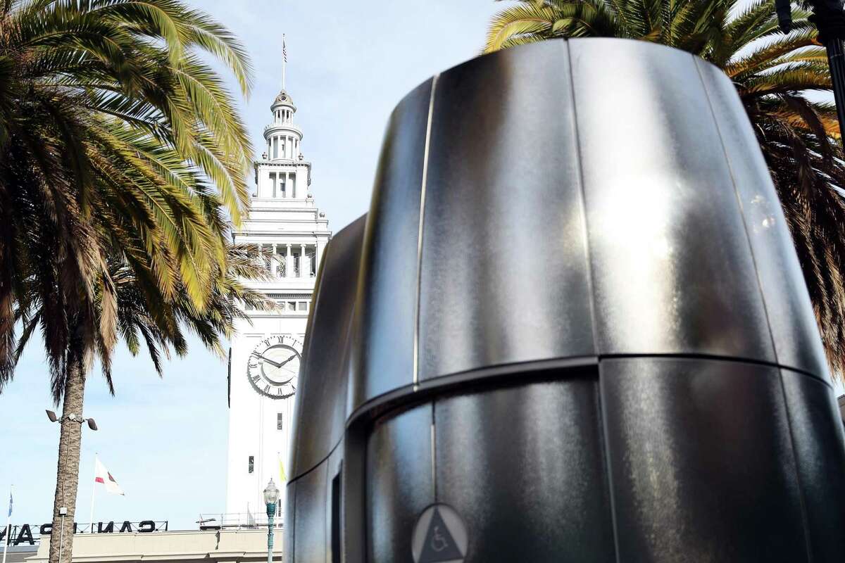 这座新公厕位于旧金山的Embarcadero广场，是这座城市众多具有太空时代光泽的公厕中的第一个。