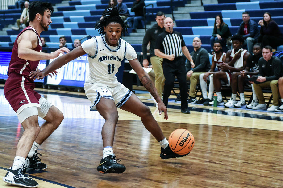 Northwood's Bennie Crenshaw looks to make a move off the dribble during Tuesday's game against Indianapolis, Nov. 22, 2022.