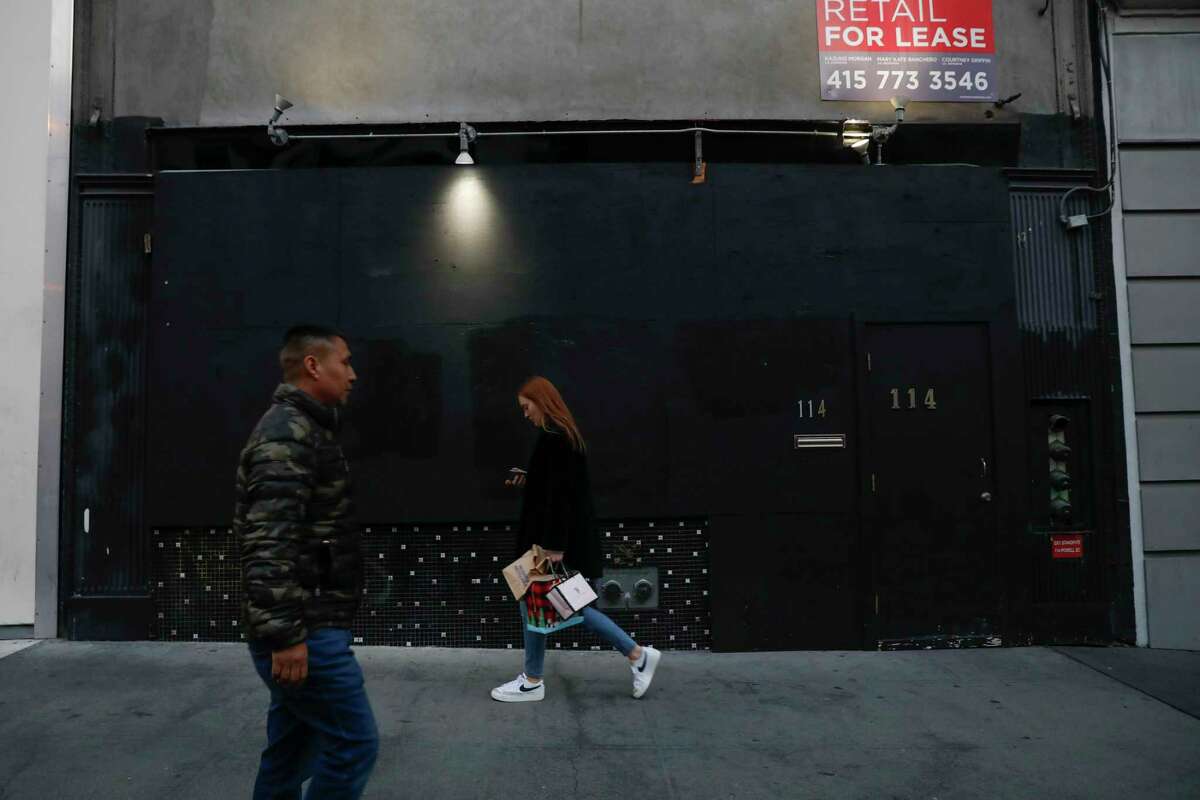 旧金山无家可归者危机:当酒店是避难所时，他们会寻求数百万人。11月22日，旧金山，行人走过鲍威尔街114号的联合广场酒店。