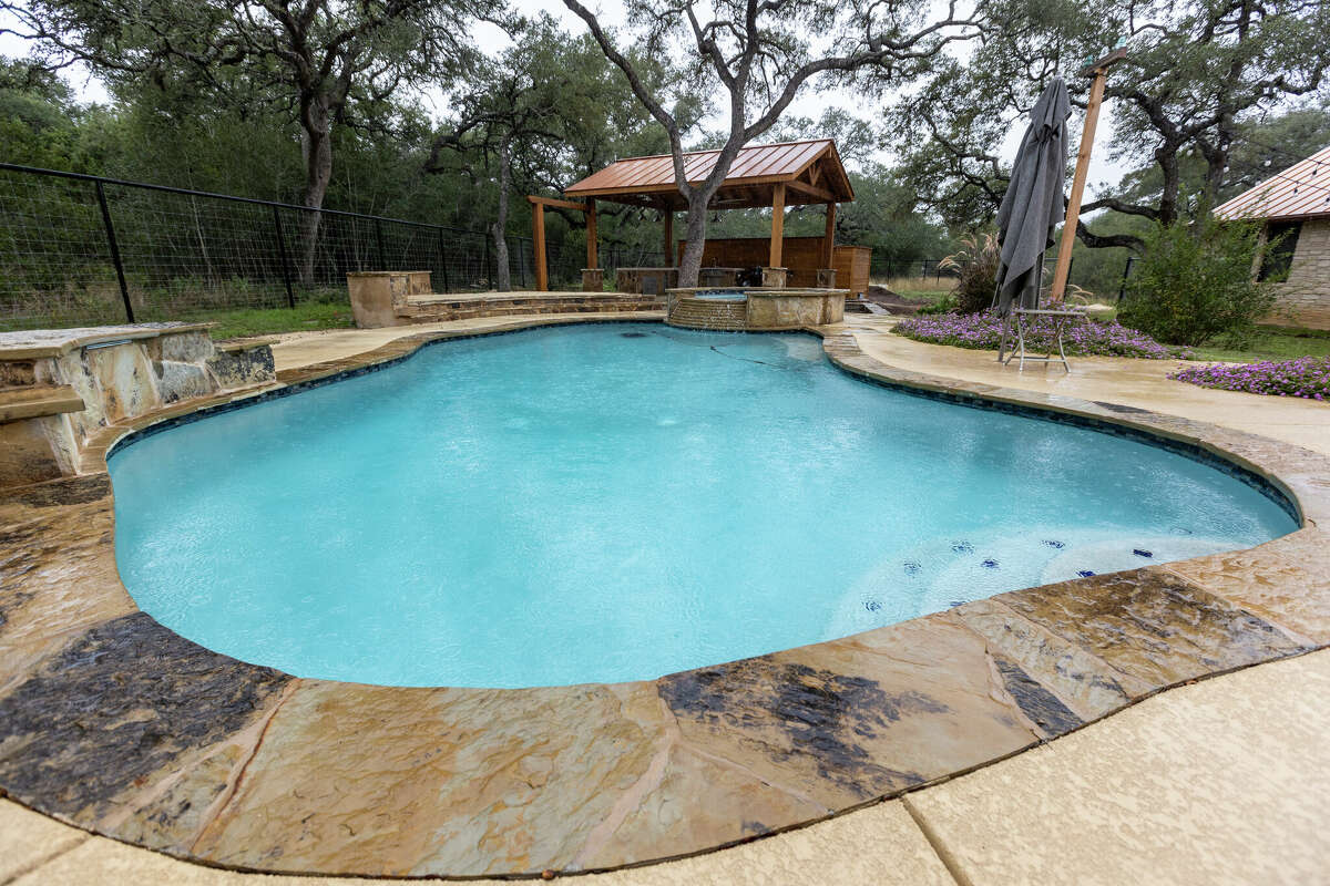 La cuisine extérieure récemment achevée est conçue pour se fondre dans la piscine creusée installée deux ans plus tôt par Bill et Diane Vinson.  