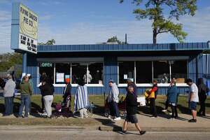 Houstonians brave long lines to get Flying Saucer's holiday pies