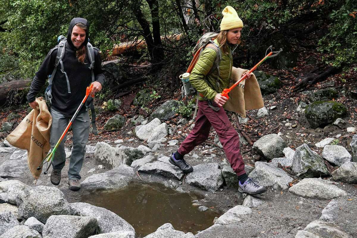 在9月的优胜美地整容清理活动中，志愿者们沿着优胜美地瀑布小径徒步。