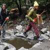 2022年9月，在约塞米蒂整容清理活动期间，志愿者们在约塞米蒂瀑布小径上徒步。