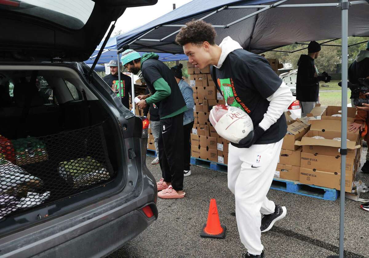 Food Bank event meaningful for Spurs' Isaiah Roby, mother