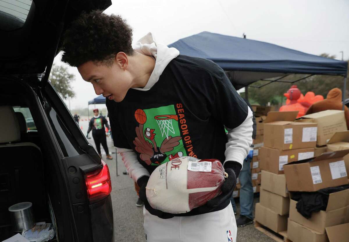 Food Bank event meaningful for Spurs' Isaiah Roby, mother