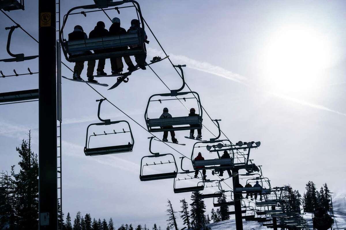 11月11日，特拉基北部山区度假胜地，滑雪季开幕当天，滑雪者和滑雪板选手乘坐青山缆车。
