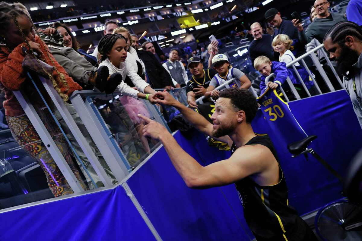 Golden State Warriors Guard Stephen Curry (30) geht nach dem NBA-Spiel gegen die Cleveland Cavaliers im Chase Center in San Francisco, Kalifornien, Freitag, 11. November 2022, zu seiner Familie. Die Warriors gewannen 106-101.