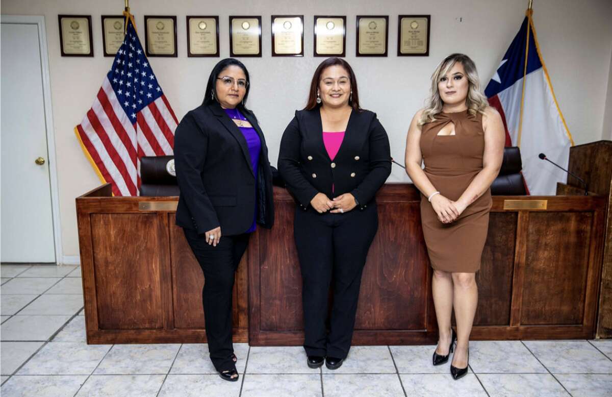 El Cenizo officials sworn in as they plan internal audit