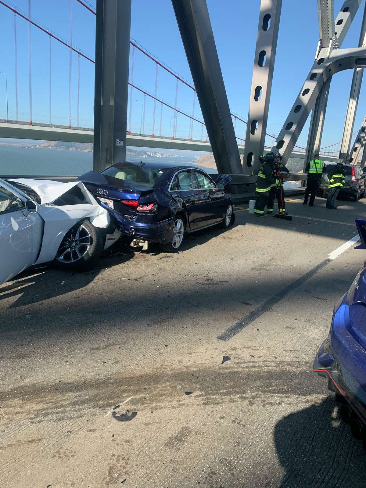 感恩节早上，卡奎内斯桥上发生了一起八辆车相撞的事故。