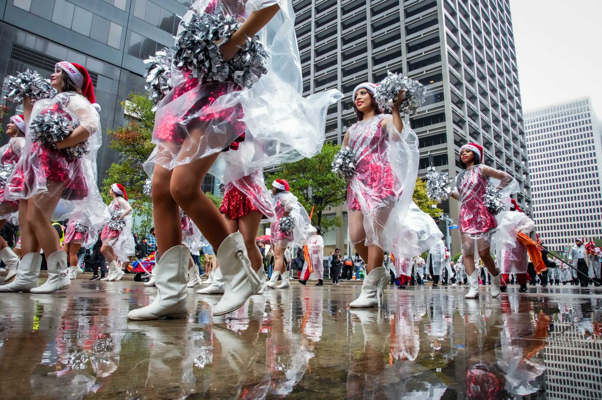 Rain cannot dampen Houston spirits for Thanksgiving parade