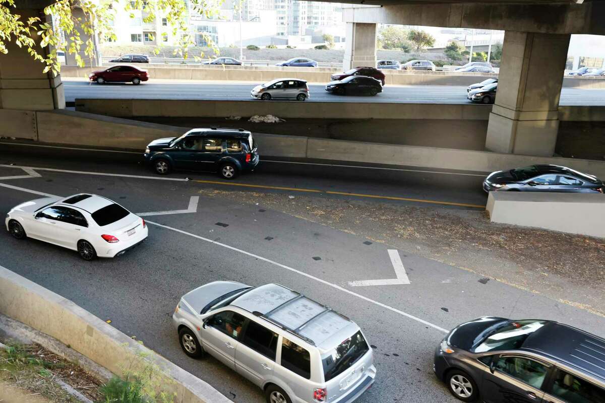 周四发生撞车事故后，海湾大桥匝道上的交通缓慢行驶。