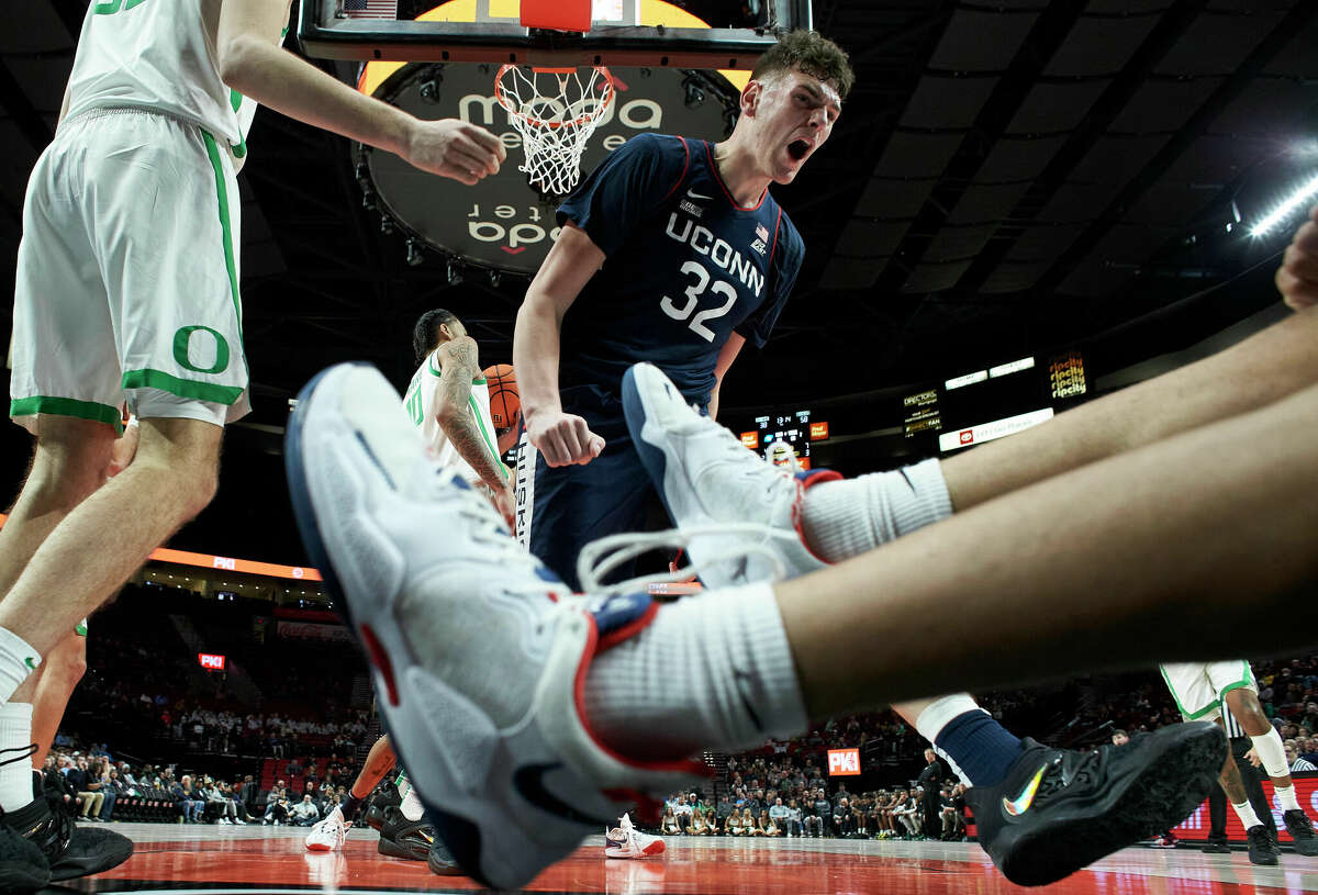 Donovan Clingan already a force for Dan Hurley's UConn men.