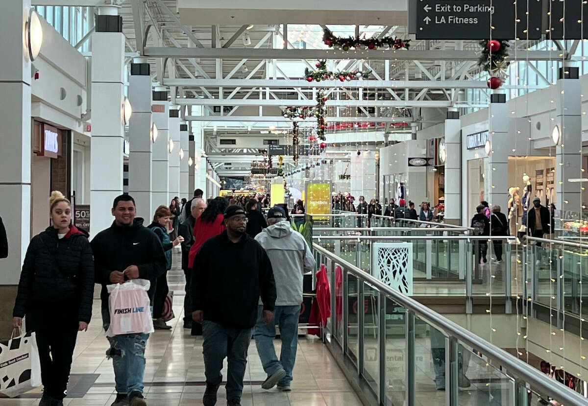 Hundreds of shoppers flock to Connecticut malls for Black Friday