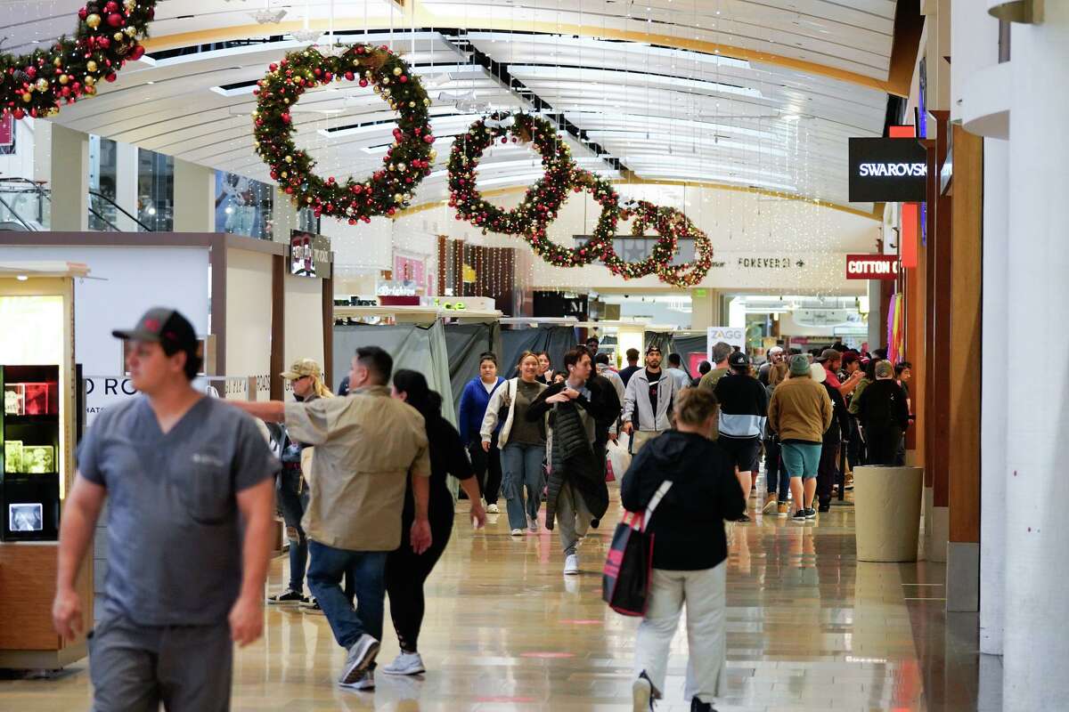 Shoppers out early in San Antonio in search of Black Friday deals