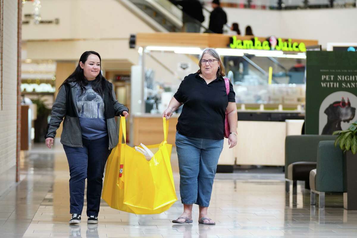 Shoppers out early in San Antonio in search of Black Friday deals