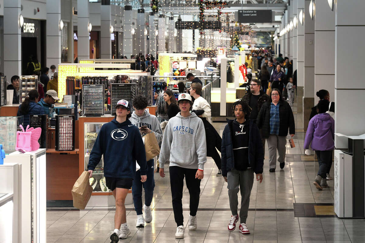 Hundreds of shoppers flock to Connecticut malls for Black Friday