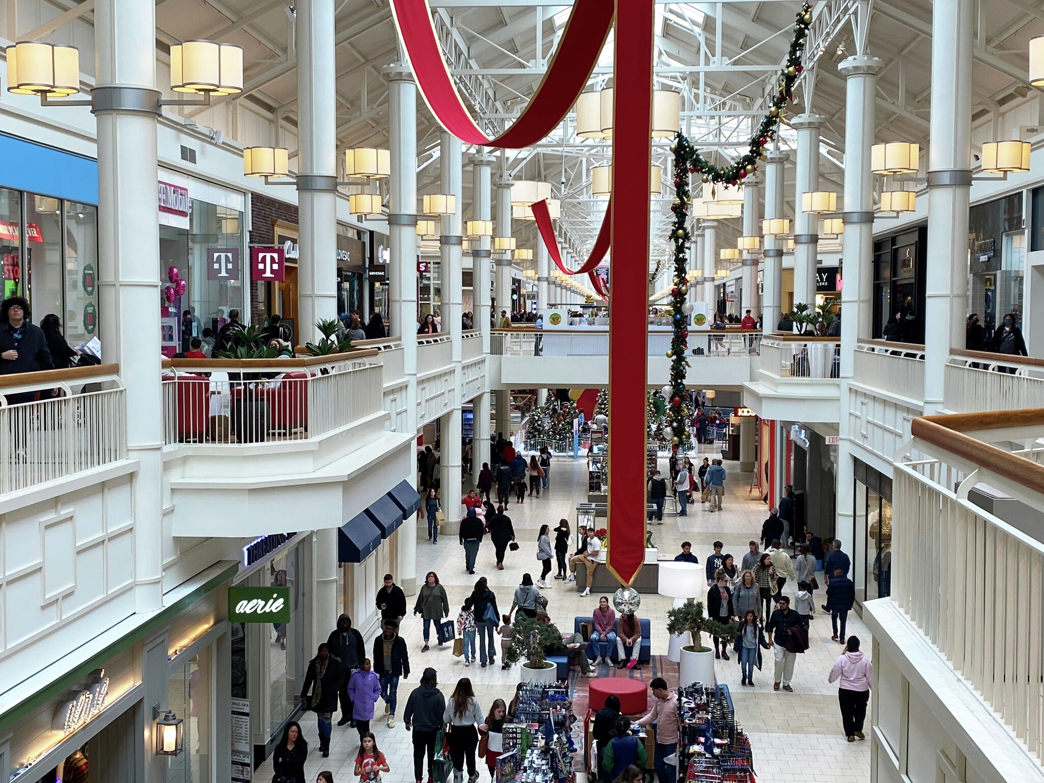 Hundreds of shoppers flock to Connecticut malls for Black Friday